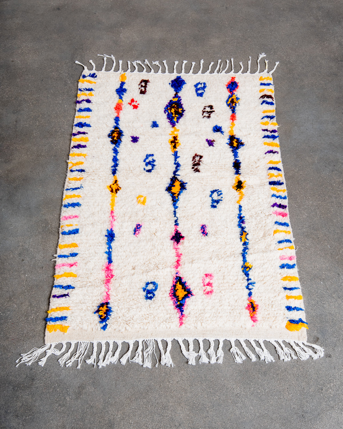 Modern designer handcrafted Berber rug from Morocco. Azilal rug with beautiful colors and patterns. Made of sheep’s wool and colourful cotton.